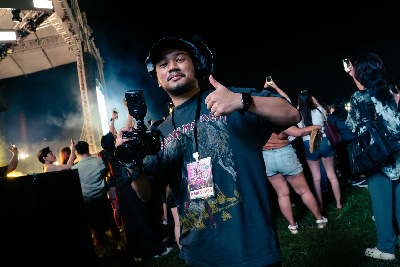 Christian Kent with his camera and media pass at UNFILTERED Concert